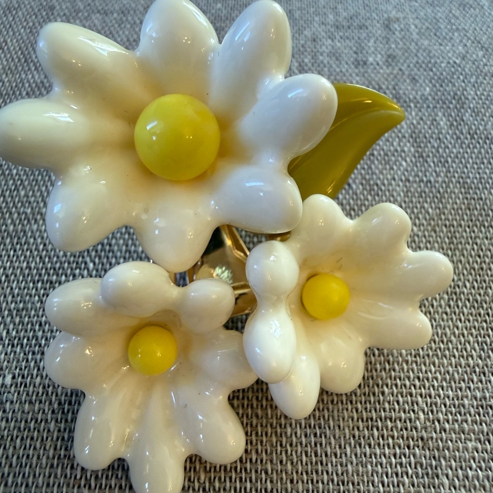 Lele Sadoughi White and Yellow Daisy Cluster Earrings - Picture 5 of 9